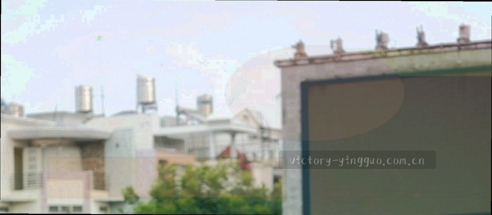 广东城市天际线宽幅全景，傍晚时分楼体灯光渐亮，整体色调偏墨绿与铜金
